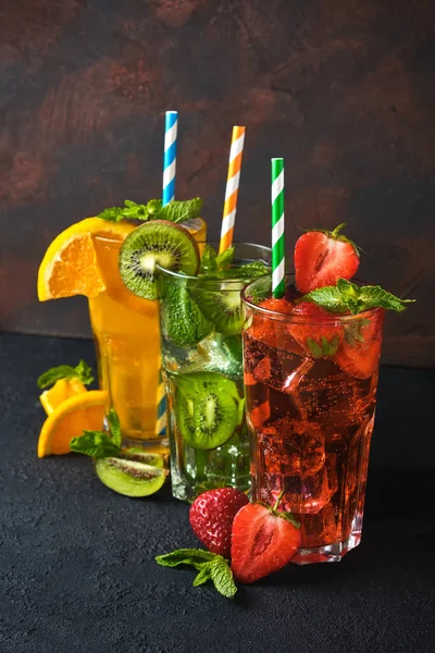 Tre Klassiska Cocktailglas Med Randiga Rör Svart Stenbord Och Bitar — Stockfoto