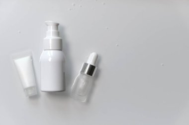 Karmaşık cilt ve vücut güzellik hizmetleri. Farklı paketlerdeki kozmetik ürünler, markasız modeller. Yaşlanma önleyici kolajen yüz temizleme için ilaç serumu.