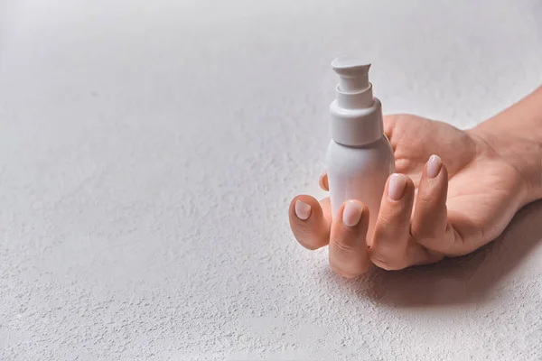 Hand Caucasian Young Woman Holding Bottle Body Cream White Background — Stock Photo, Image