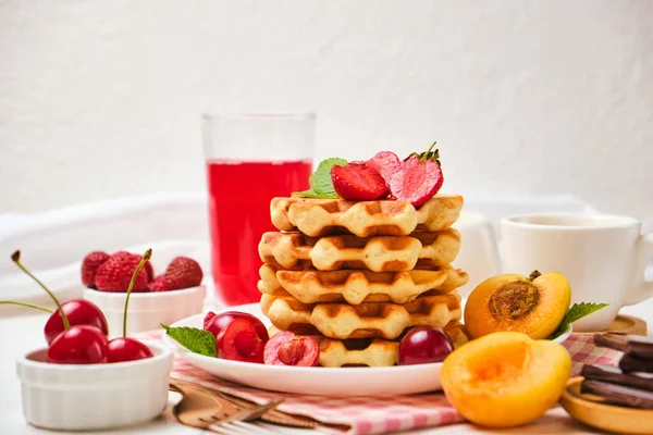 Desayuno Saludable Con Gofres Belgas Con Fresas Albaricoques Cerezas Jugo —  Fotos de Stock