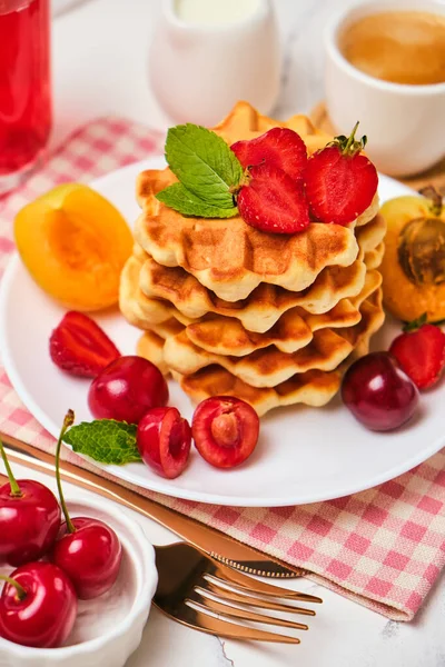 Desayuno Saludable Con Gofres Belgas Con Fresas Albaricoques Cerezas Jugo —  Fotos de Stock