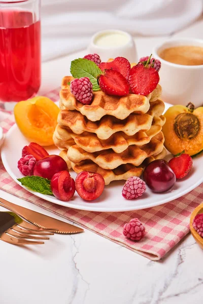 Cialde Tradizionali Belghe Fatte Casa Con Frutti Bosco Tazza Caffè — Foto Stock