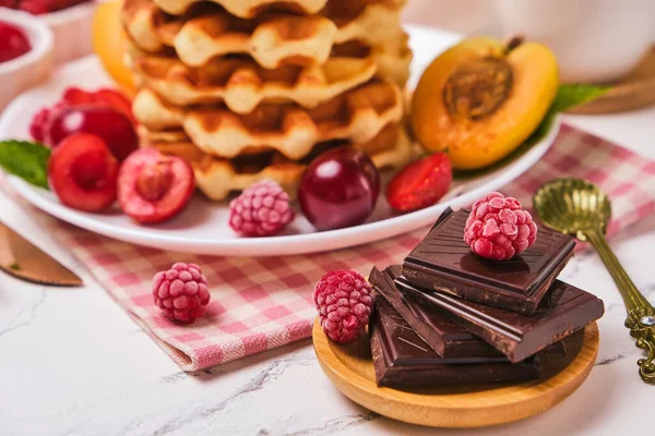 Caseiro Cozido Tradicional Bélgica Waffles Com Frutas Baga Chocolate Xícara — Fotografia de Stock