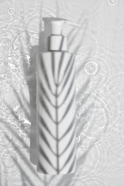 Творческий Минималистичный Снимок Косметической Упаковки Пластиковые Макет Теневыми Пальмовыми Листьями — стоковое фото