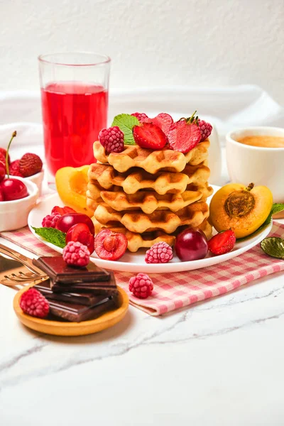 Desayuno Saludable Con Gofres Belgas Con Fresas Albaricoques Cerezas Jugo —  Fotos de Stock