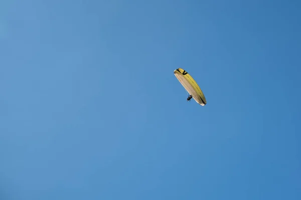 Ein Einzelner Gleitschirm Fliegt Gegen Den Blauen Himmel Extremsport Gleitschirmfliegen — Stockfoto
