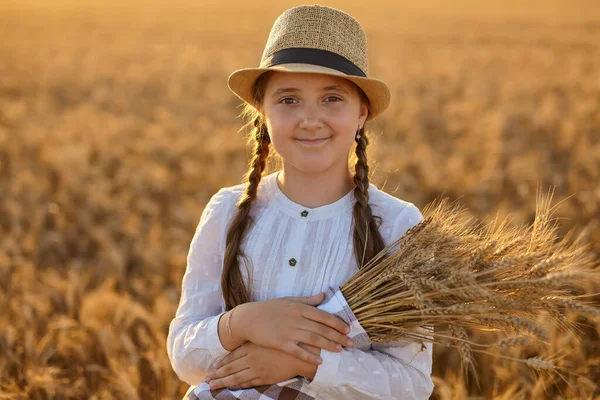 다니며 밭에서의 즐기는 자연의아름다움 귀여운 소녀를 — 스톡 사진