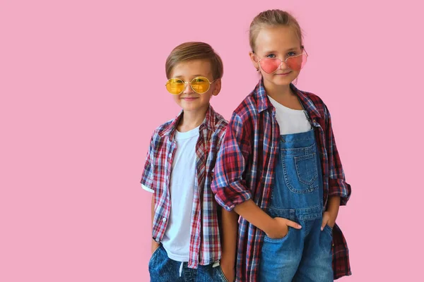 Χαριτωμένο Κομψό Κοριτσάκι Και Αγόρι Γυαλιά Ηλίου Ντυμένα Καρό Πουκάμισα — Φωτογραφία Αρχείου
