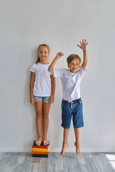 Cool Kids Kleine Jongen Meisje Meten Hun Lengte Vergelijken Veel — Stockfoto