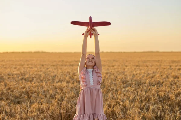 Criança Feliz Menina Brincando Com Avião Brinquedo Campo Trigo Verão — Fotografia de Stock