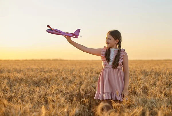 Boldog Gyerek Lány Játékgéppel Játszik Nyári Búzaföldön Kislány Repülésről Álmodik — Stock Fotó