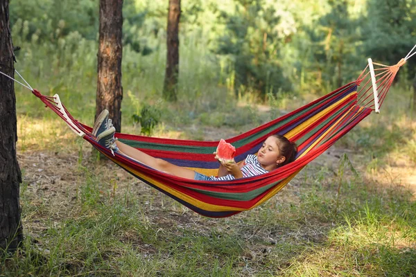 Carino Bambina Riposo Amaca Colorata Nella Foresta Mangiare Anguria Fresca — Foto Stock