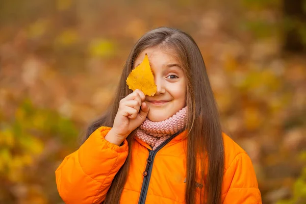 Retrato Otoño Aire Libre Hermosa Niña Feliz Cierra Ojo Con —  Fotos de Stock