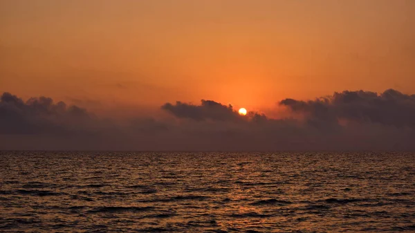 Панорамный Драматический Восход Солнца Круглое Небо Облаками Морем Сумерках — стоковое фото