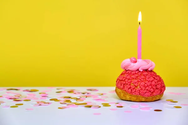 Primeiro Bolo Aniversário Com Uma Vela Confete Fundo Amarelo Mockup — Fotografia de Stock