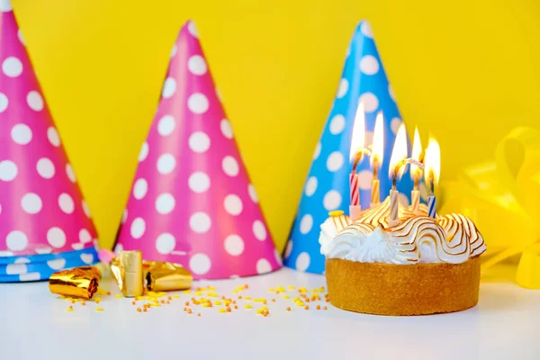 Celebração Aniversário Com Bolo Caseiro Torta Limão Velas Chapéus Festa — Fotografia de Stock