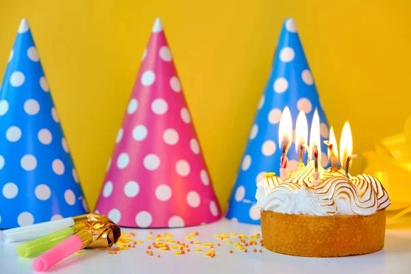 Cumpleaños Celebración Con Pastel Casero Tarta Limón Velas Sombreros Fiesta — Foto de Stock