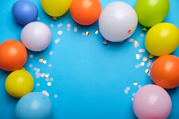 Färgglada Ballonger Och Konfetti Blå Bordsutsikt Festlig Eller Fest Bakgrund — Stockfoto