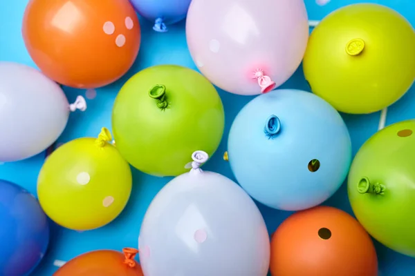Balões Divertidos Celebração Colorida Fundo Azul Balões Cor Partido Vista — Fotografia de Stock