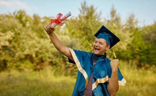 Nadšený Postgraduální Student Šatech Vzkříšený Rukama Držení Diplomu Nad Modrá — Stock fotografie