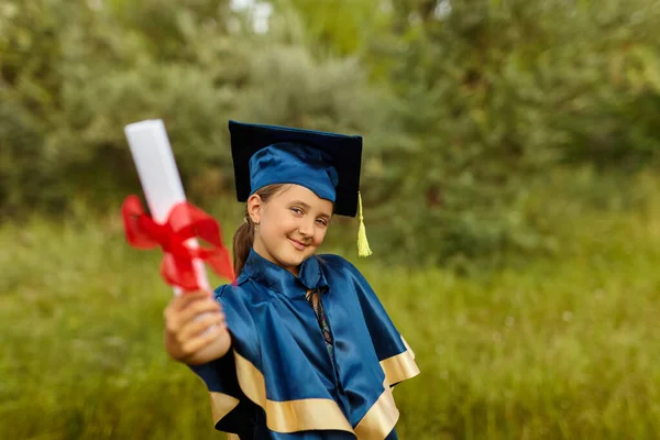 Känslomässigt Porträtt Utexaminerad Liten Lycklig Flicka Student Blå Examen Klänning — Stockfoto