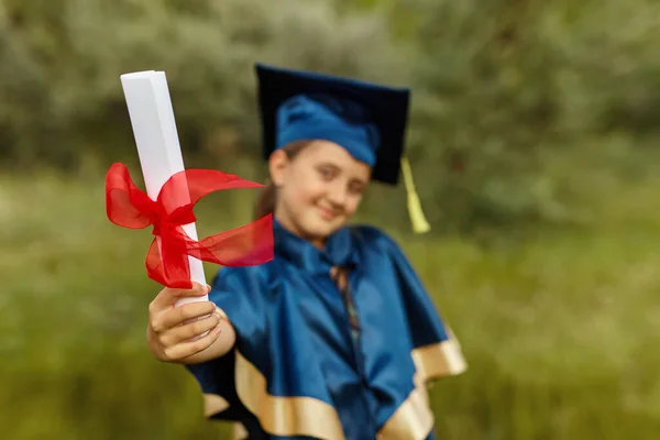 Emocionální Portrét Studentky Absolventky Modrých Šatech Kloboukem Držící Diplom Venkovní — Stock fotografie