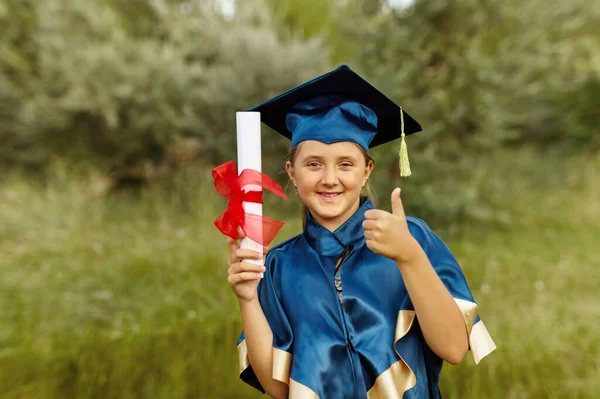 Συναισθηματικό Πορτραίτο Ενός Απόφοιτου Μικρού Ευτυχισμένου Κοριτσιού Μπλε Φόρεμα Αποφοίτησης — Φωτογραφία Αρχείου