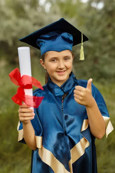 Känslomässigt Porträtt Utexaminerad Liten Lycklig Flicka Student Blå Examen Klänning — Stockfoto