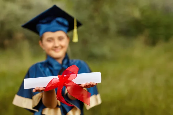 Känslomässigt Porträtt Utexaminerad Liten Lycklig Flicka Student Blå Examen Klänning — Stockfoto