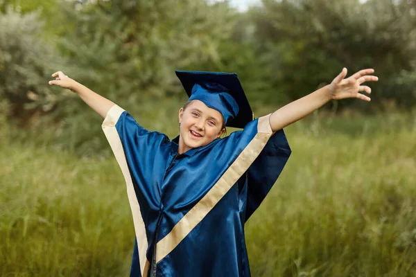 Känslomässigt Porträtt Utexaminerad Liten Lycklig Flicka Student Blå Examen Klänning — Stockfoto