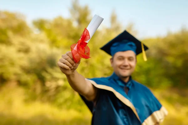 Genç Mutlu Gülümseyen Bir Adam Diplomasını Doktorasını Kutluyor Mezuniyeti Kutlamak — Stok fotoğraf