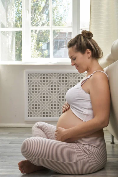 Mujer Embarazada Acariciando Vientre Casa Joven Rubia Embarazada Sintiendo Bebé —  Fotos de Stock