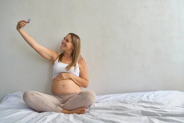 Schwangerschaft Mutterschaft Technologie Menschen Und Erwartungskonzept Glückliche Schwangere Mit Smartphone — Stockfoto