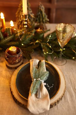 Yılbaşı sofra takımı, çatal bıçak takımı, süslemeler, yeni yıl dekorasyonu, yeni yıl manzarası.