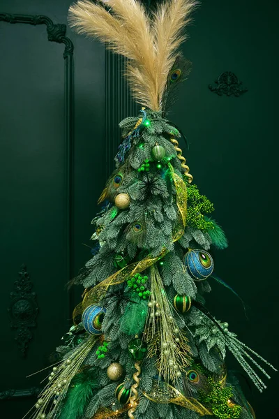 Elegante Albero Natale Con Verde Chiaro Con Piume Pavone Nei — Foto Stock