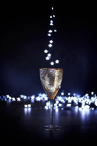 Gouden Feestelijk Glas Een Donkere Achtergrond Magische Bokeh Vorm Van — Stockfoto