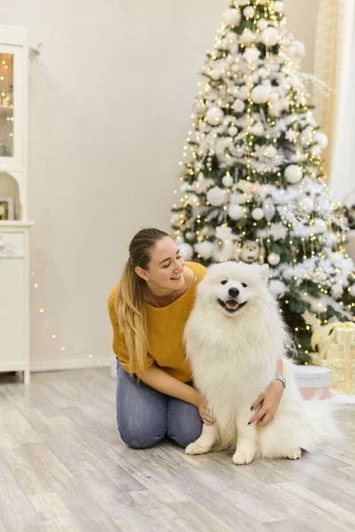 Portrét Mladé Krásné Ženy Oranžovém Svetru Sedí Podlaze Samoyed Psa — Stock fotografie