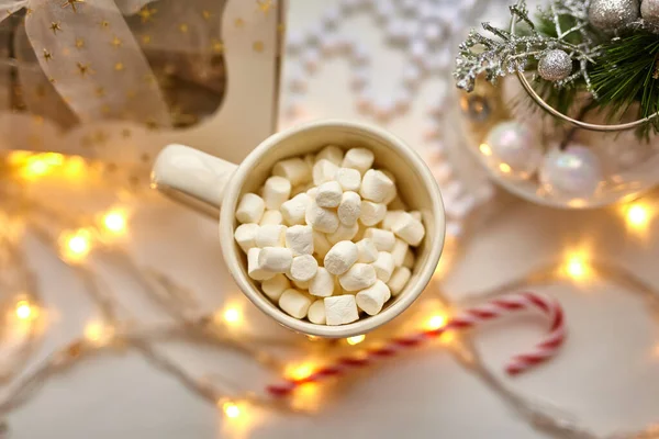 Tasse Schokolade Mit Marshmallows Weihnachtsdekoration Auf Weißem Tisch Zuckerrohr Und — Stockfoto