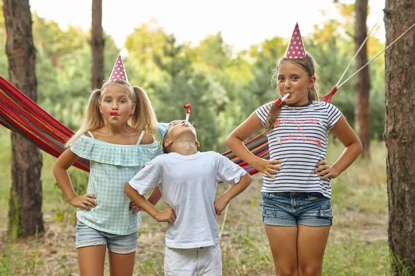 Conceito Aniversário Infância Celebração Close Crianças Felizes Soprando Chifres Festa — Fotografia de Stock