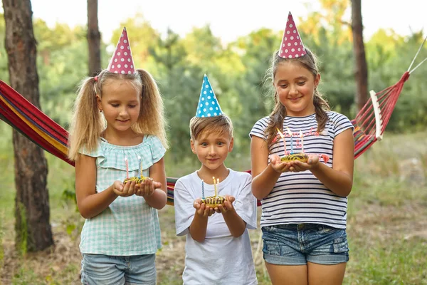 Dzieci Trzymające Torty Urodzinowe Płonącymi Świecami Dekoracje Dla Dzieci Jedzenie — Zdjęcie stockowe