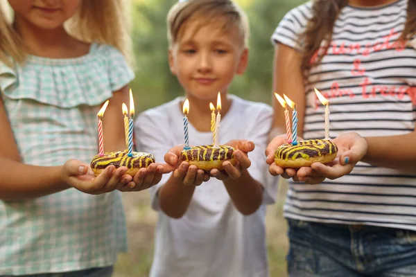 Crianças Segurando Bolos Aniversário Com Velas Acesas Crianças Festa Decoração — Fotografia de Stock