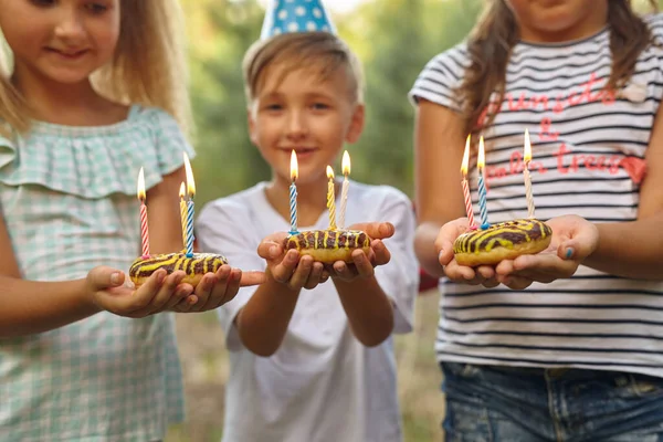 Crianças Segurando Bolos Aniversário Com Velas Acesas Crianças Festa Decoração — Fotografia de Stock