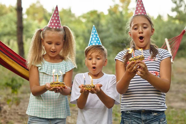 Les Enfants Soufflent Des Bougies Sur Gâteau Anniversaire Décoration Nourriture — Photo