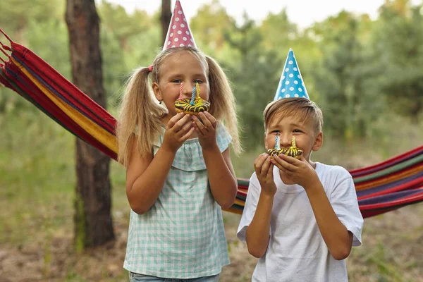 Kinder Die Geburtstagstorten Mit Brennenden Kerzen Essen Kids Party Dekoration — Stockfoto