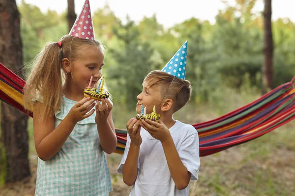Kinder Die Geburtstagstorten Mit Brennenden Kerzen Essen Kids Party Dekoration — Stockfoto