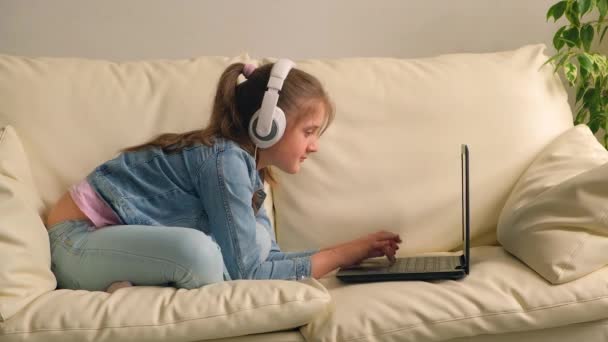 Educação Online Menina Criança Cansado Perturbado Com Fones Ouvido Olhando — Vídeo de Stock