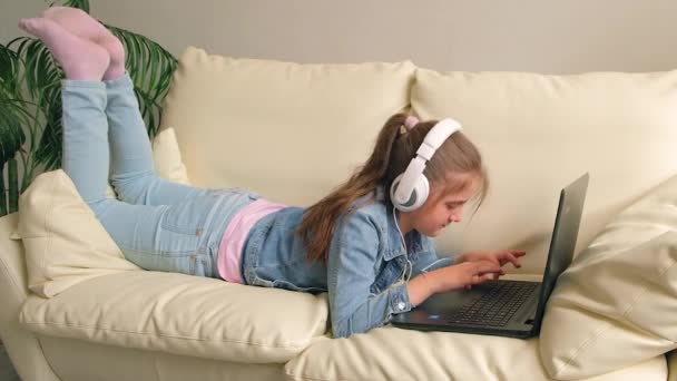 Ηλεκτρονική Εκπαίδευση Αναστατωμένη Κουρασμένη Kid Κορίτσι Ακουστικά Που Αναζητούν Βίντεο — Αρχείο Βίντεο