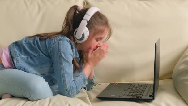 Educación Línea Molesto Niña Cansada Con Auriculares Mirando Video Lección — Vídeos de Stock