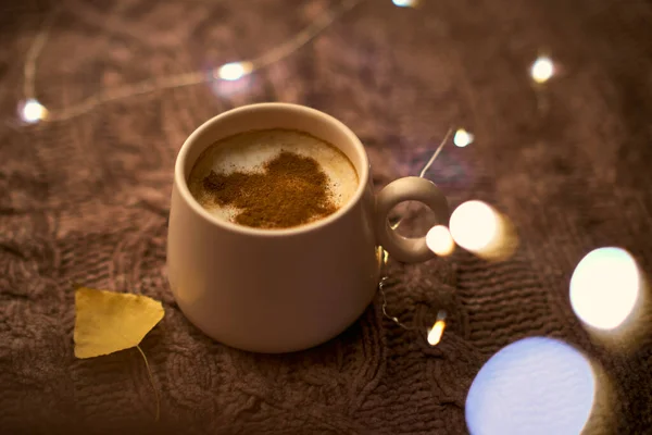 Tasse Heißen Cappuccino Auf Warmem Strickpullover Nahaufnahme Mit Tasse Und — Stockfoto