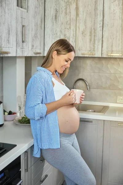 Embarazo Personas Concepto Alimentación Saludable Mujer Embarazada Feliz Con Taza — Foto de Stock